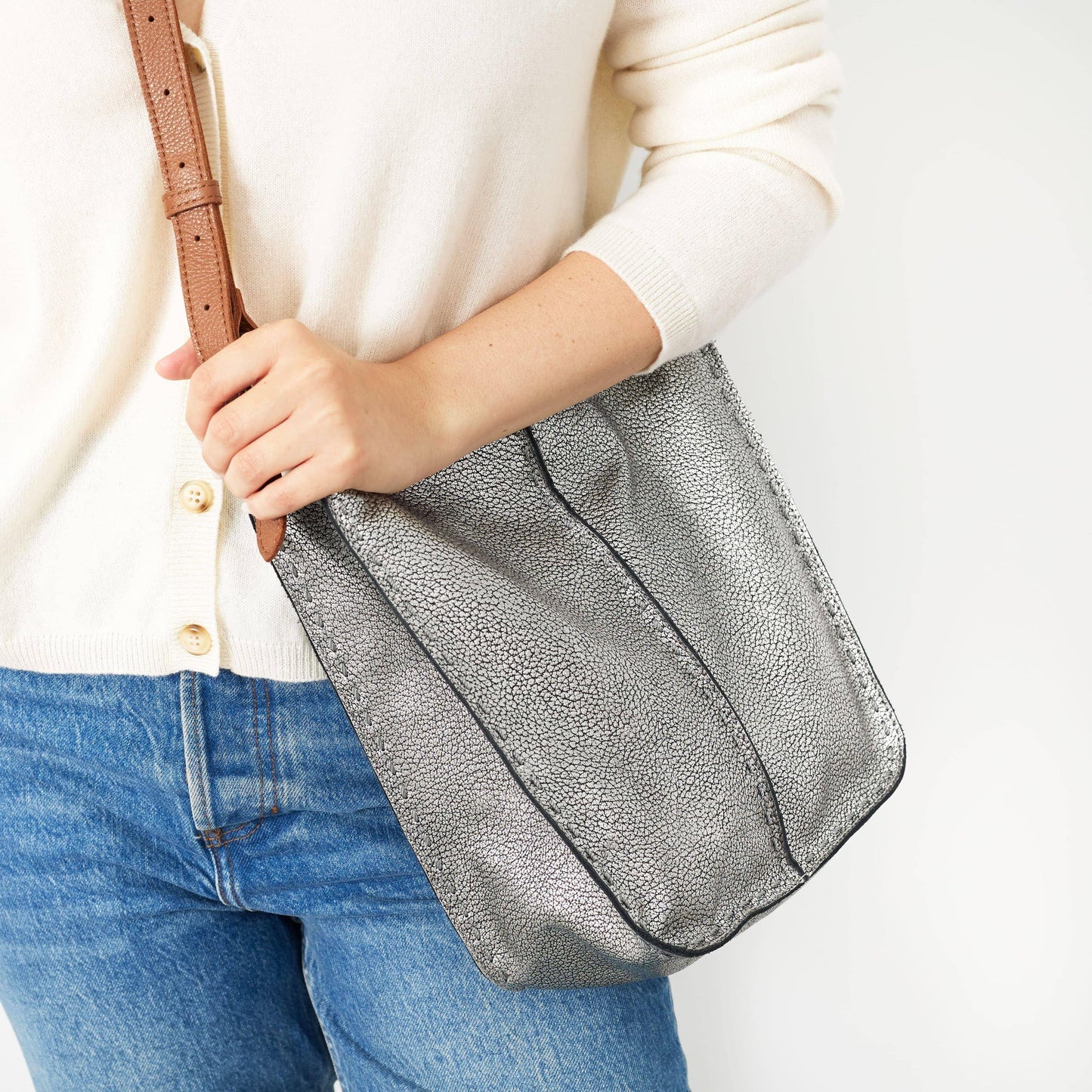 The Sak Los Feliz Slouchy Crossbody Leather - |Dark Silver|