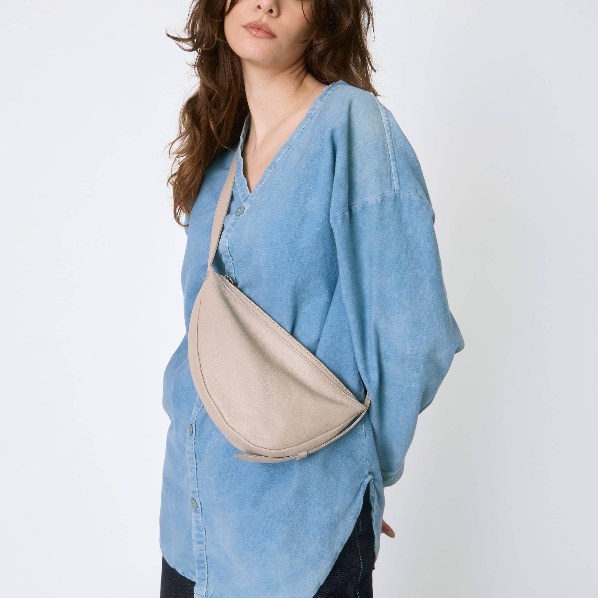 The Sak Tess Sling Bag Leather - Sand