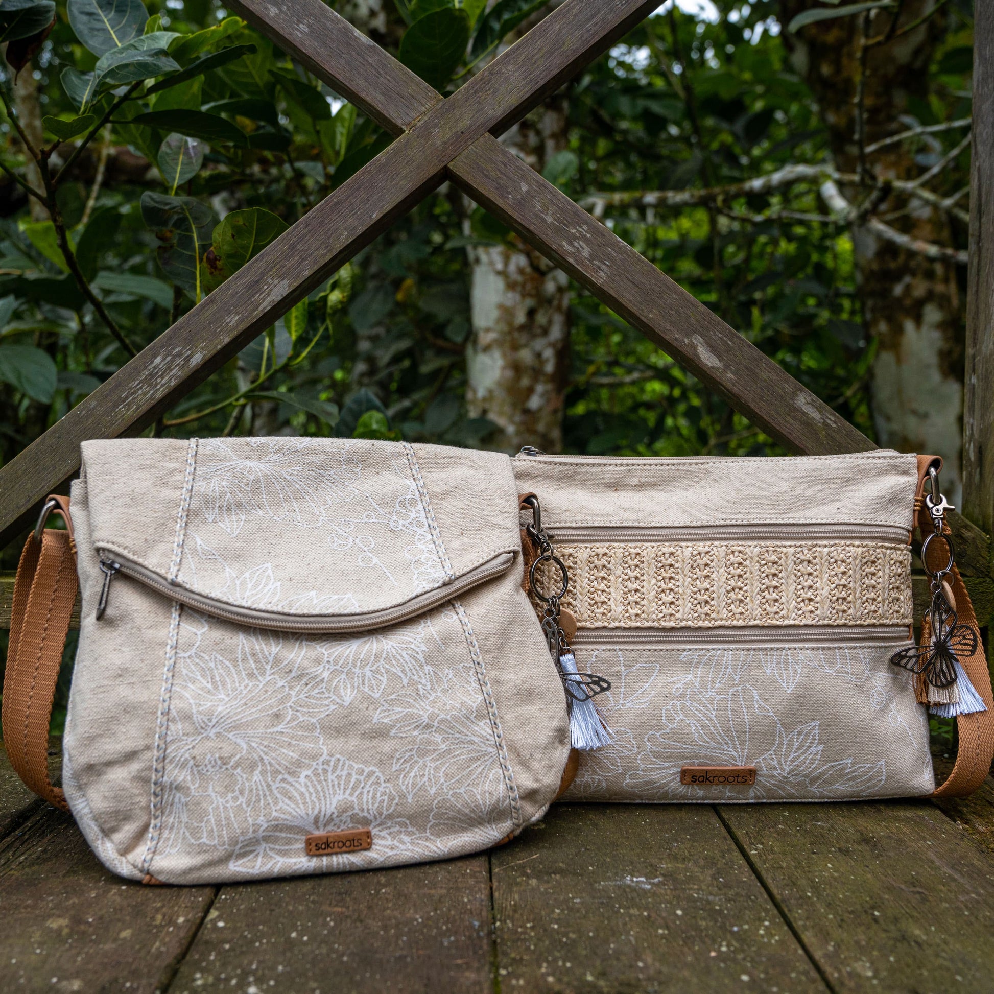 Sakroots Basic Crossbody Canvas - |White Flower Blossom|